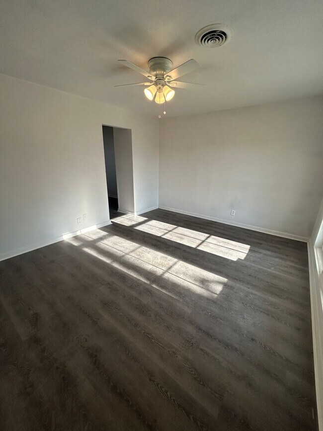 Foto del edificio - For Lease