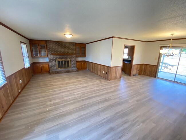 Foto del edificio - 3bed/2bath house on large lot with garage, Minutes from Hwy 73 and I-85, Close to Concord