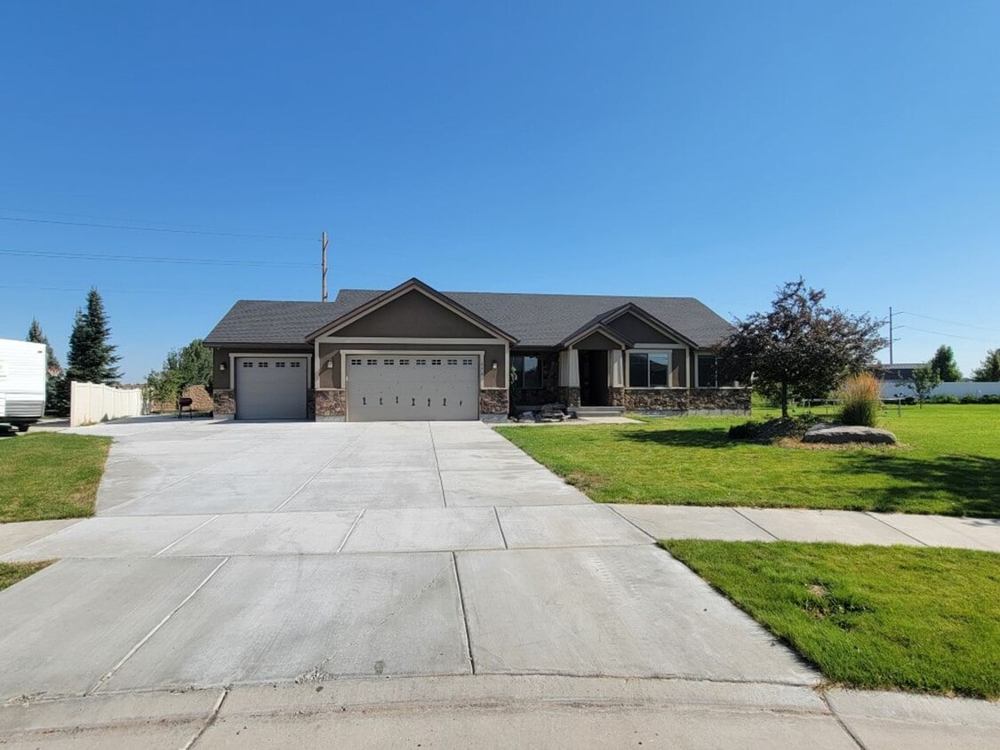 Beautiful 4 bed, 4 bath home in the Stoneb... House Rental in Rexburg