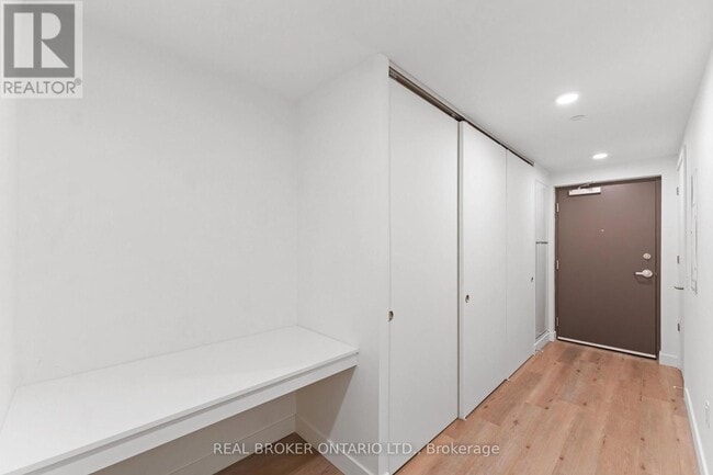 Building Photo - 10 James St