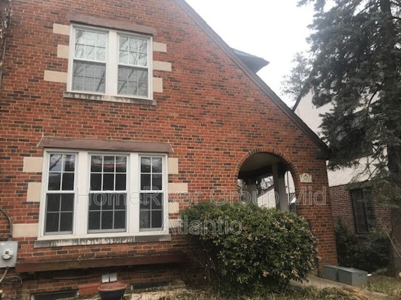 Foto principal - 3805 Van Ness St NW