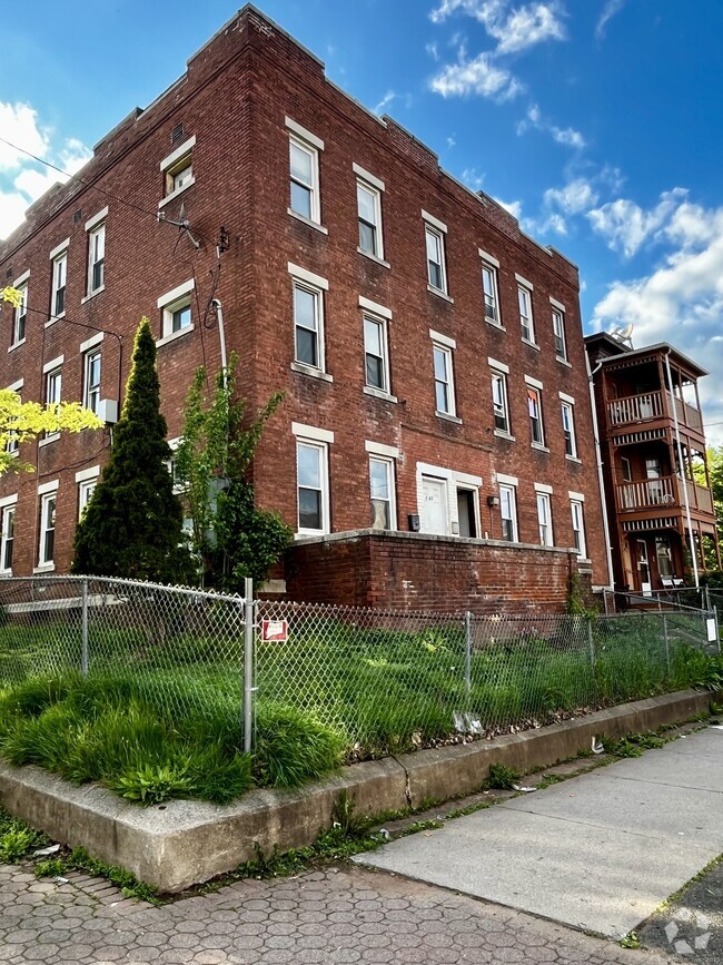 Building Photo - 143 Putnam St