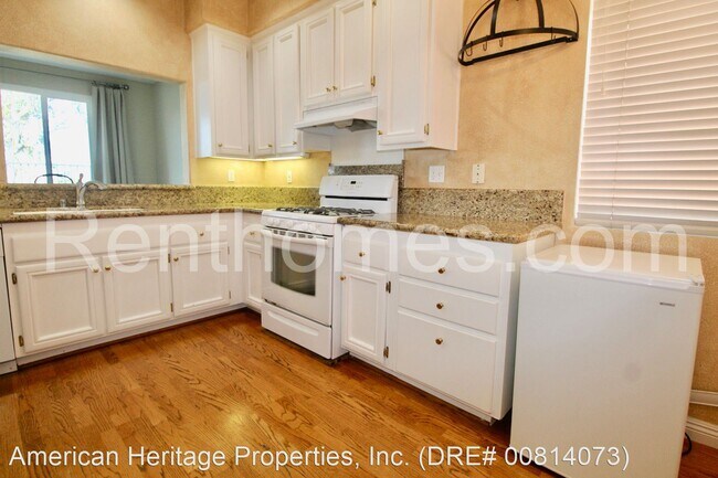 Building Photo - 3 br, 2.5 bath House - 11162 Caminito Rodar
