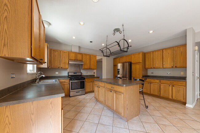 Building Photo - 570 Huntington Cir