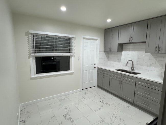 Building Photo - 421 E Acacia Ave