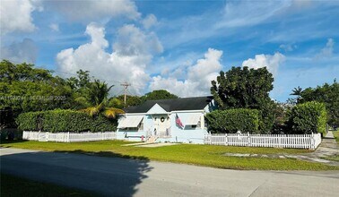 Building Photo - 3927 SW 64th Ave