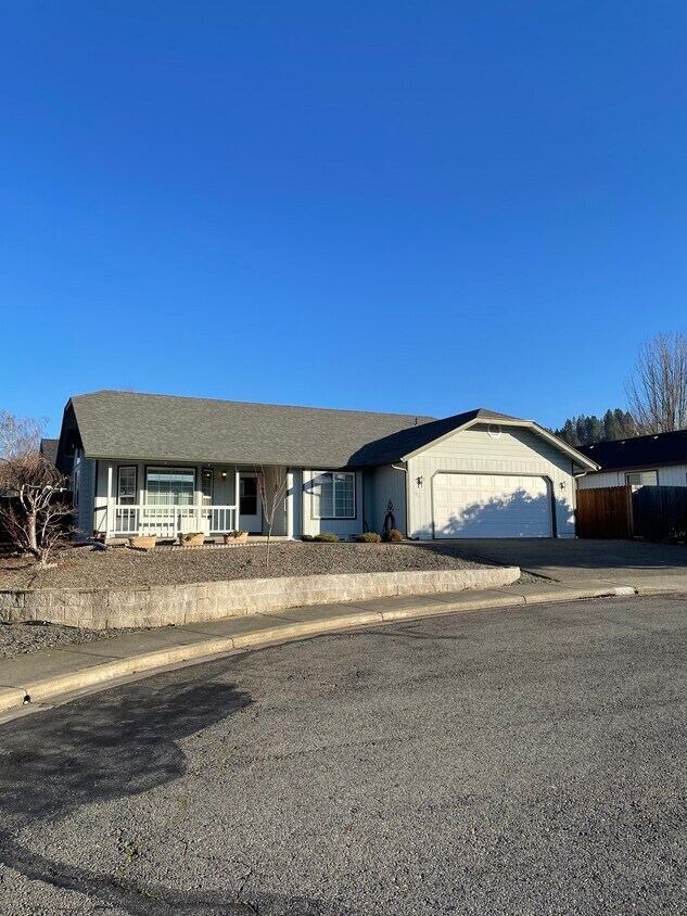 103 SE Sweetbriar Cir, Grants Pass, OR 97527 House Rental in Grants