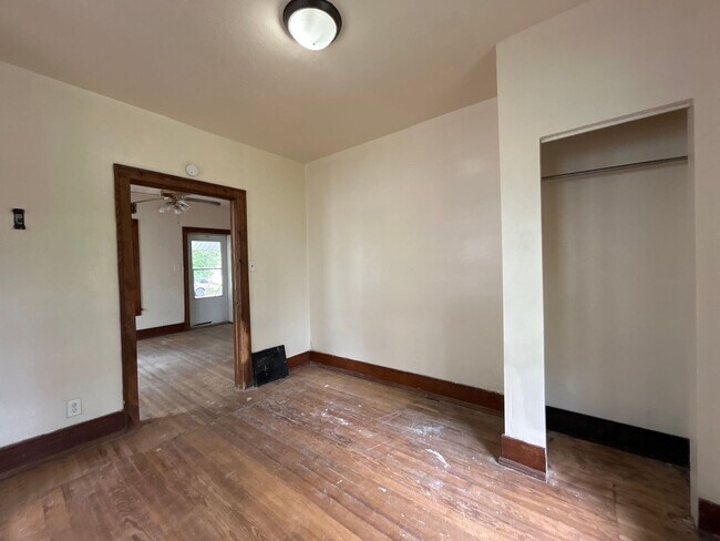 Building Photo - 1714 Roys Ave