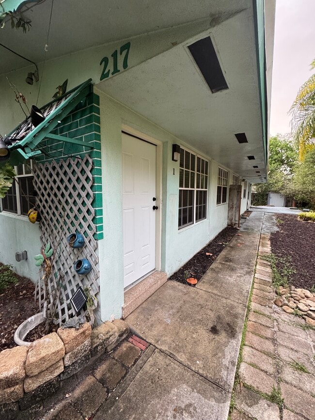 Building Photo - 217 SW 11th Ct