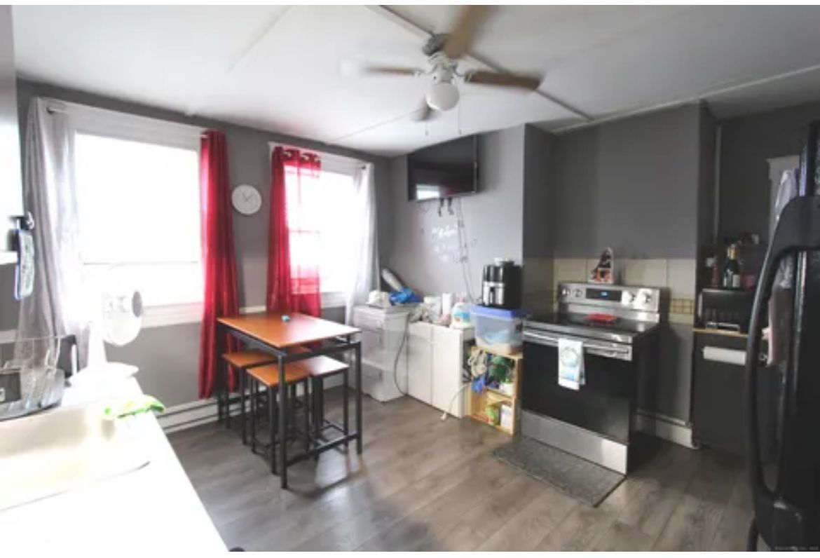 Foto del edificio - 62-64 Rowe Avenue, 2nd Floor