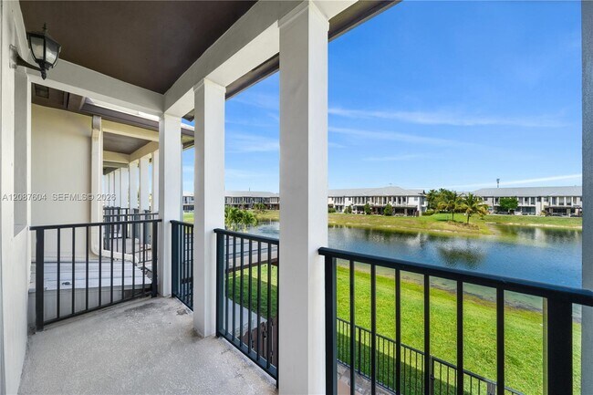 Foto del edificio - 6005 NW 104th Path