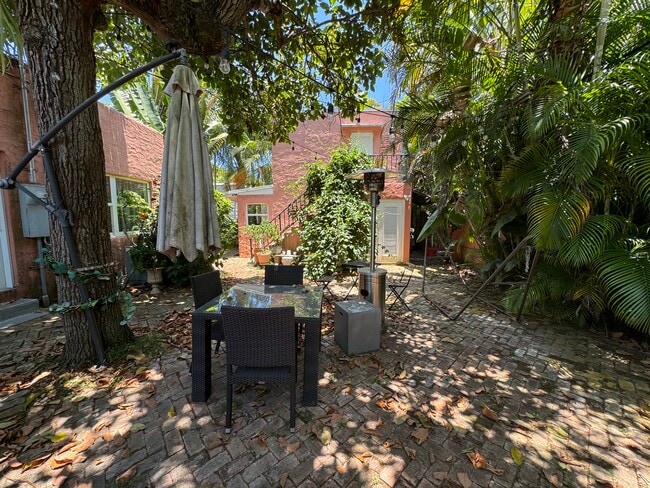 Shared patio - 822 Milan Ave