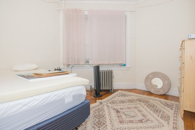 Foto del edificio - 4 BED RIGHT ACROSS FROM B.U. AVAILABLE 9/1