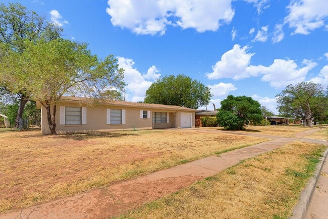 Building Photo - 618 S La Salle Dr