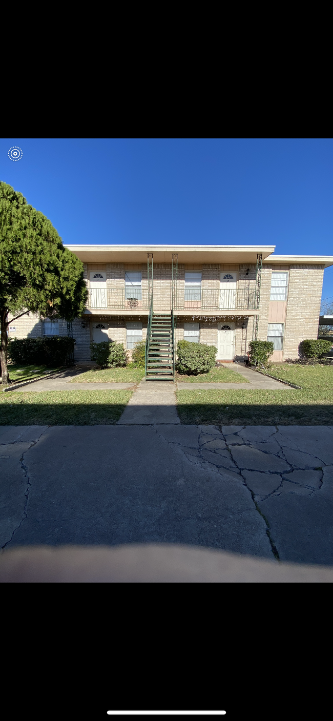 Building Photo - 910 Simpson Rd