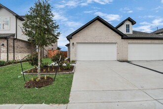 Building Photo - 21027 Bay Vlg Dr