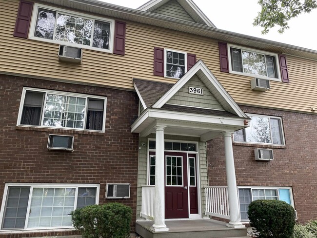 Foto del edificio - 3961 Brown Ave