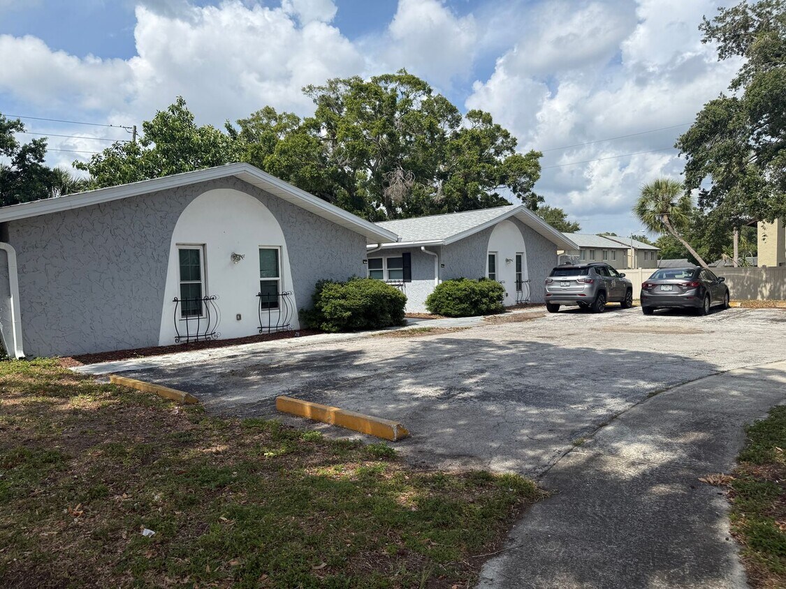 2/1 UPDATED UNIT in a Triplex - 2/1 UPDATED UNIT in a Triplex