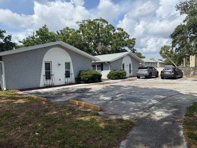 2/1 UPDATED UNIT in a Triplex - 2/1 UPDATED UNIT in a Triplex House