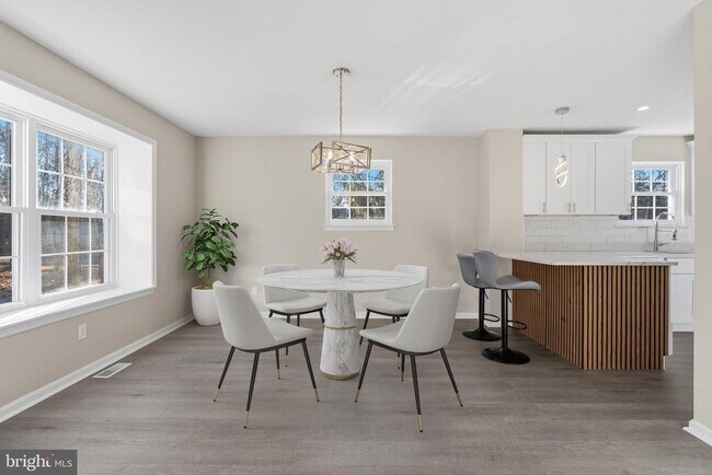 Foto del edificio - 221 Oak Ln