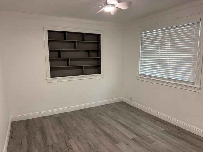 Building Photo - Charming 4-Bed Home with Bonus Room in Tampa! Landscaping/Utilities Included. Available Now!!