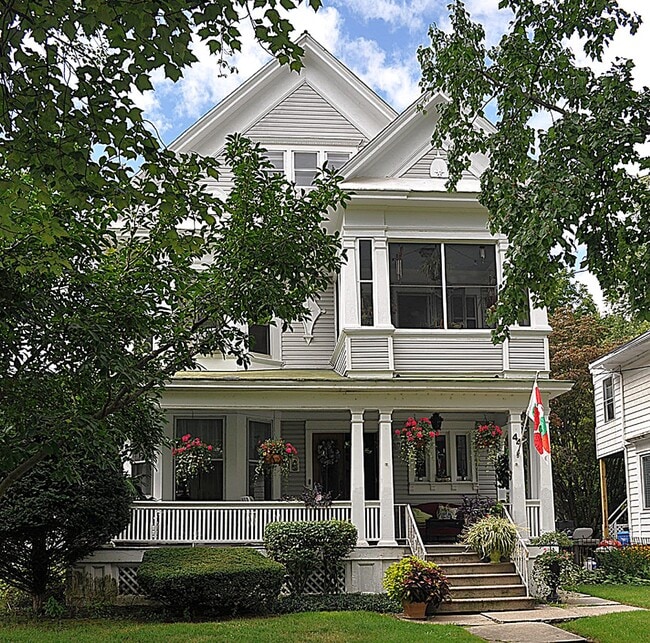 Building Photo - 44 N Pine Ave