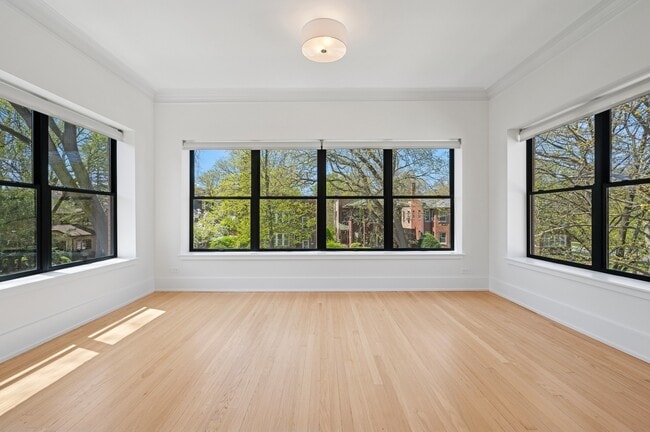 Building Photo - 2755 Eastwood Ave