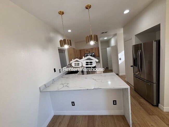 Foto del edificio - Modern conveniences and vaulted ceilings near Deer Valley Towne Center!