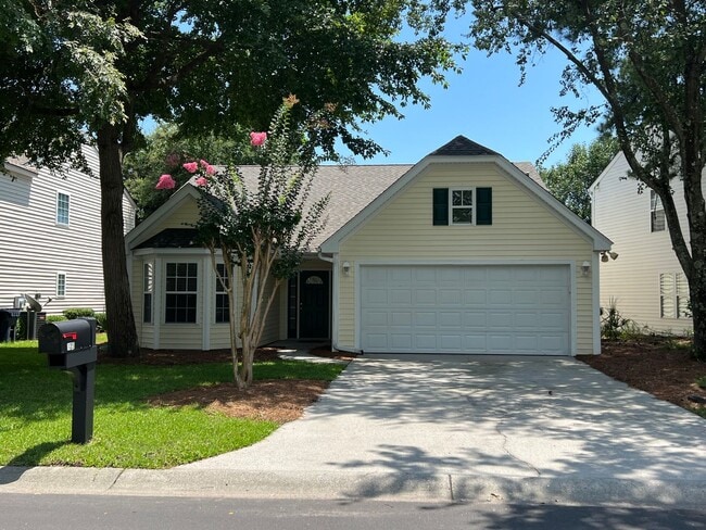Building Photo - Beautiful Lake Side Location! Lake Linden ...