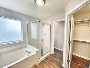Building Photo - 521 Woodlake Dr