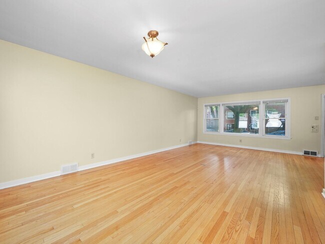 Foto del edificio - 7754 S Yates Blvd