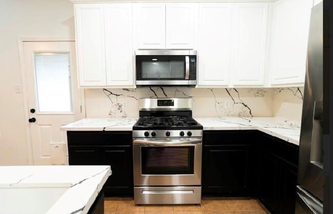 Building Photo - 14413 Rosehedge Ct