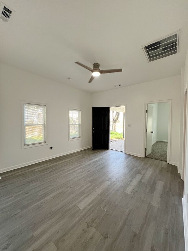 Foto del edificio - COMING SOON: Beautiful home in KCK!