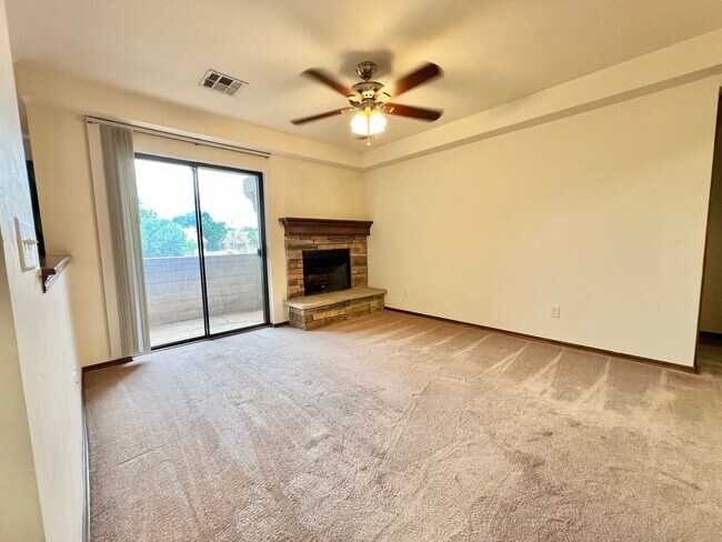 Foto del edificio - ?Cute Upstairs Condo Near Quail Springs Ma...