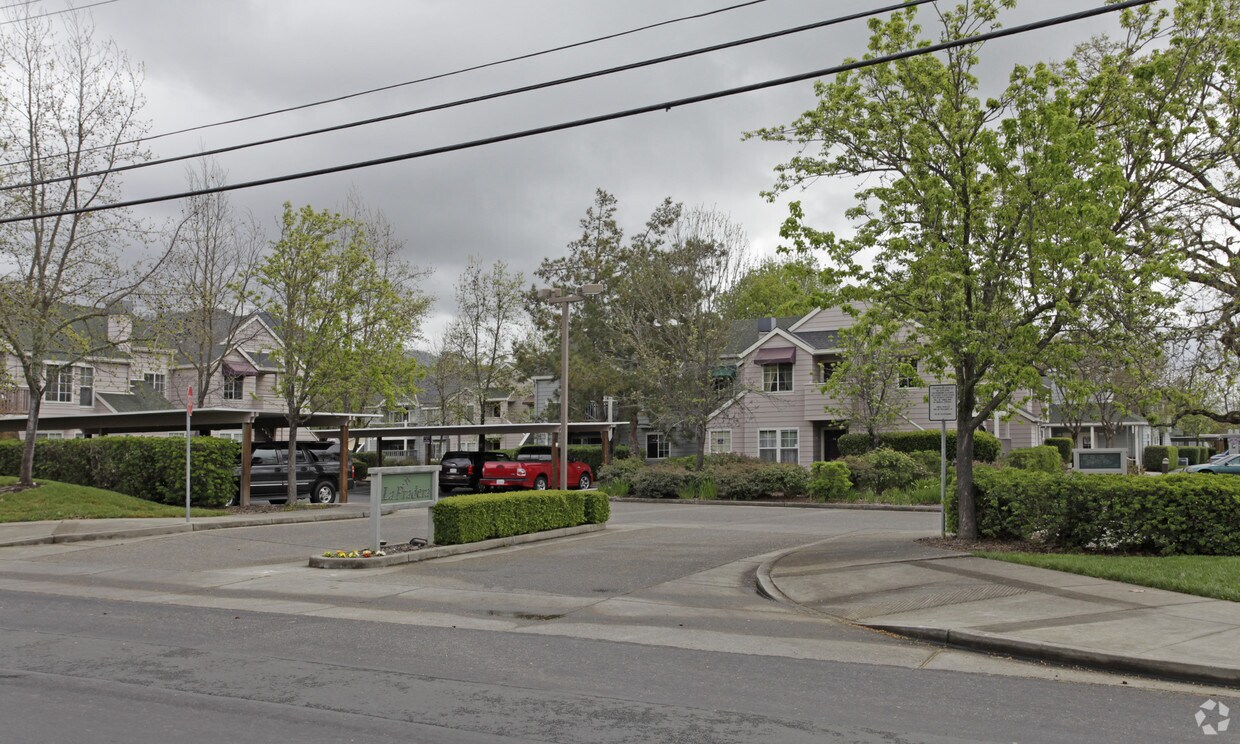 Primary Photo - La Pradera Apartments