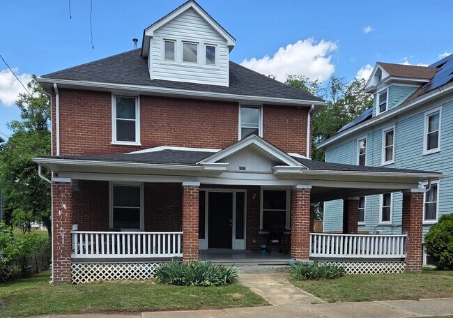 Frente con porche compartido - 1609 Chapman Ave SW