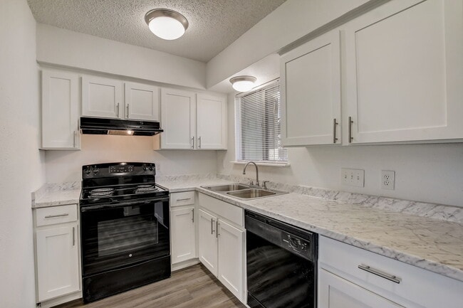 Building Photo - The Oaks Apartments