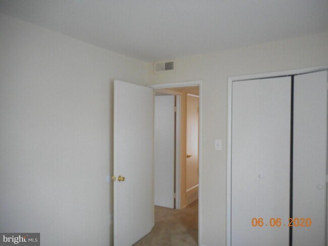 Building Photo - 584 Wilson Bridge Dr