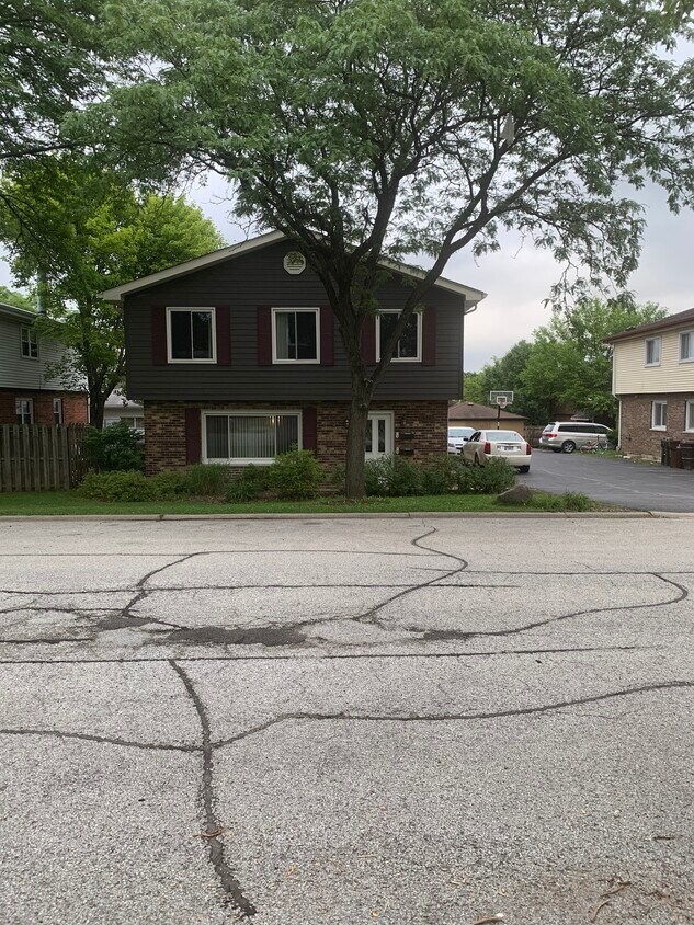 16723 Hillside Plz Unit 2, Tinley Park, IL 60477 Apartments in Tinley