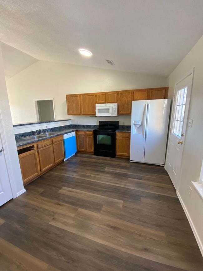 Building Photo - 3 Bed 2 Bath House