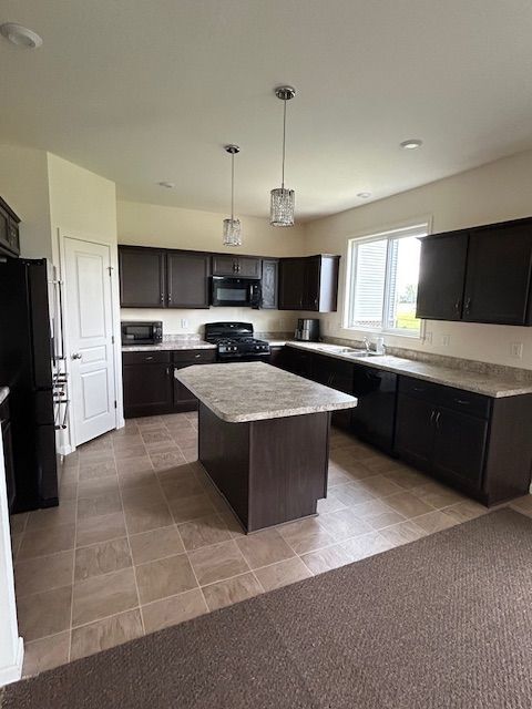 Foto del edificio - Massive, Newer 4 Bedroom Home in Pool Comm...