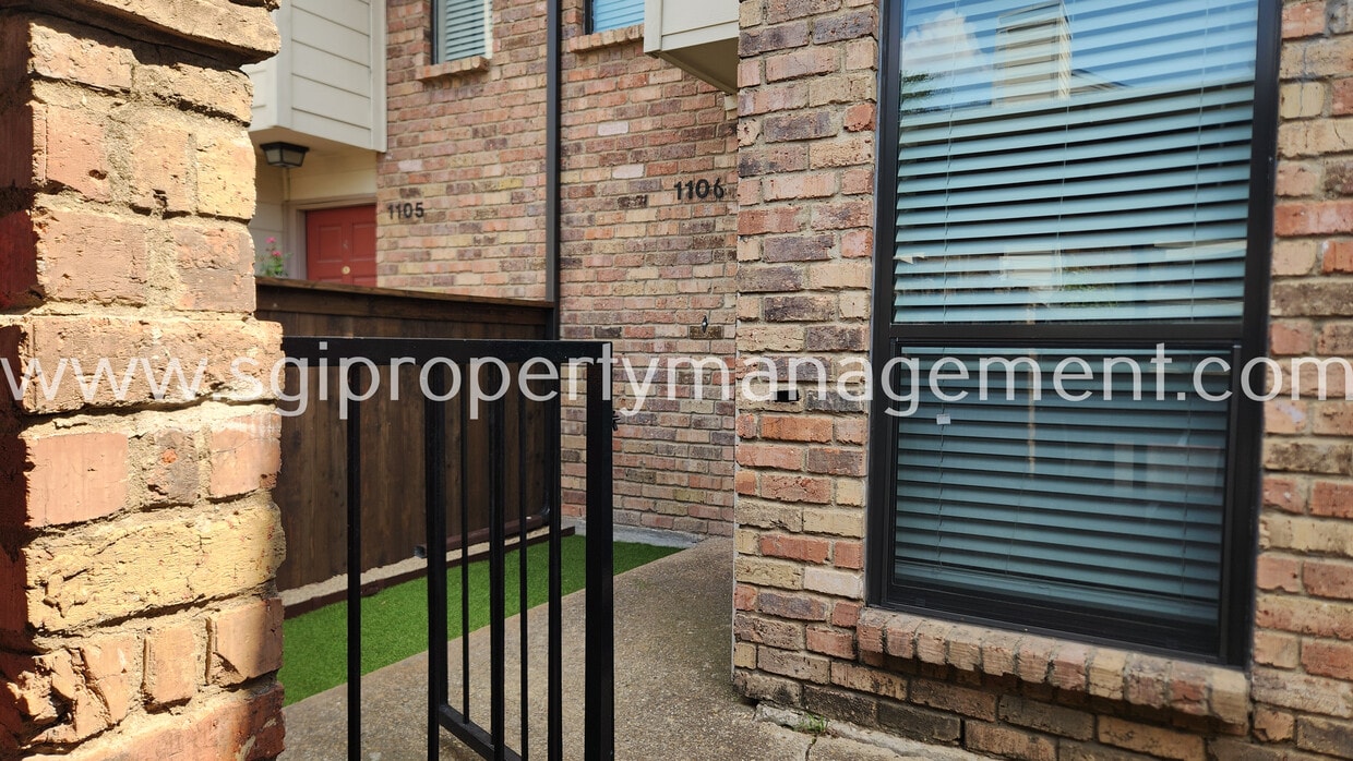 Primary Photo - 6646 E Lovers Ln