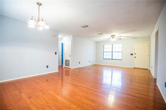 Building Photo - 8 Oak Knoll Ln