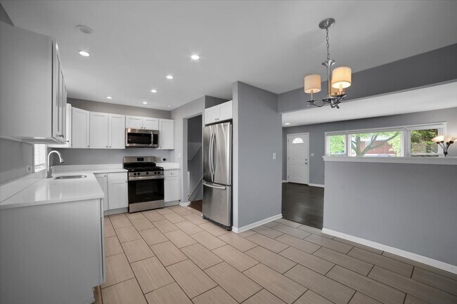 Building Photo - 471 Forest Preserve Dr