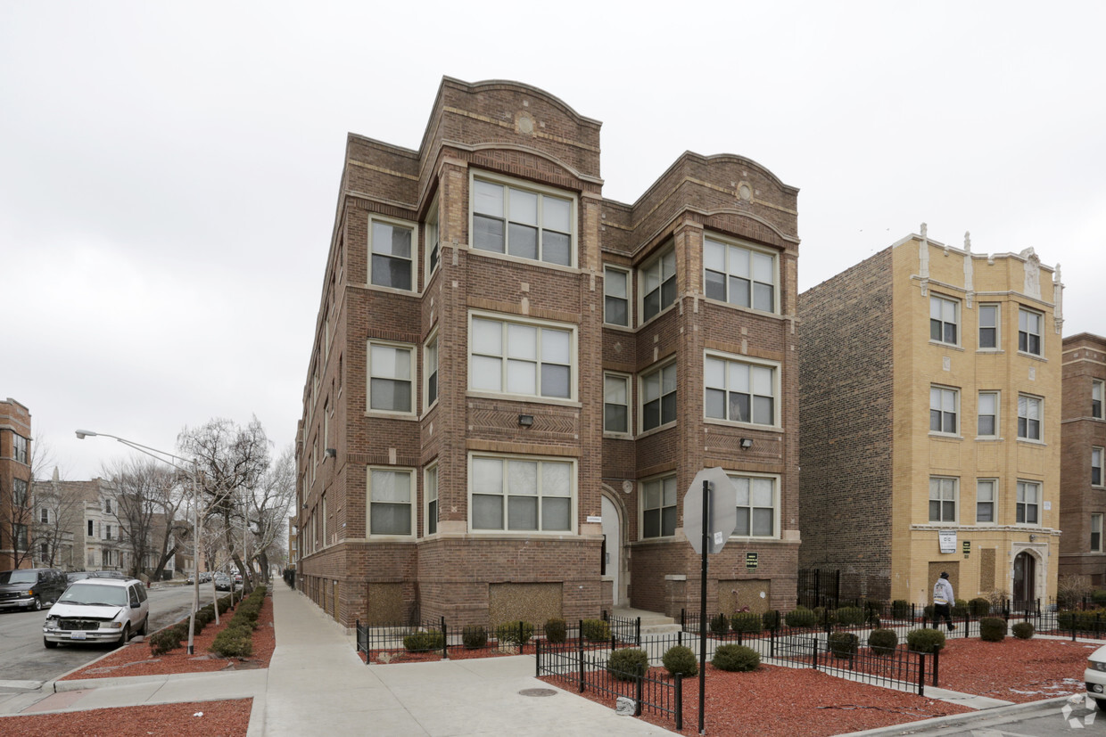 Foto principal - 3658 W Douglas Blvd