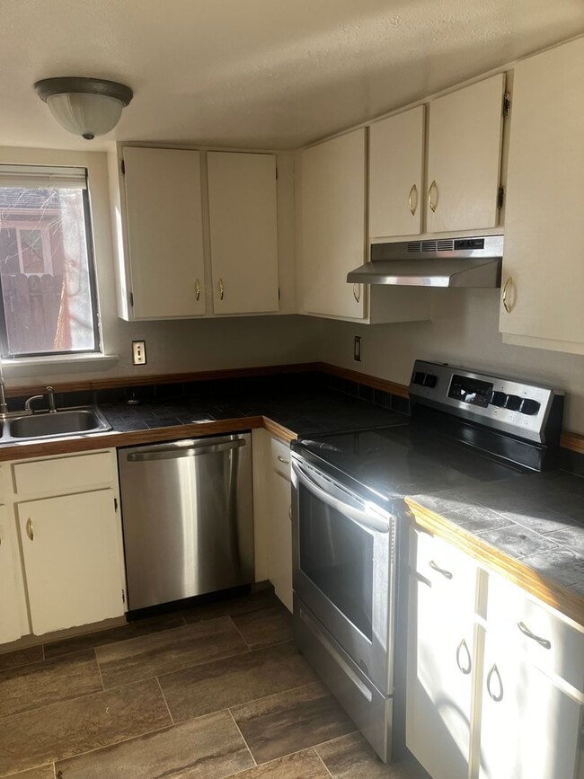 Building Photo - Pleasant Gunbarrel home 3/2.5/2 car