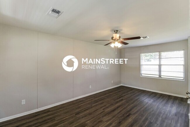 Foto del edificio - 3 Bedroom Pet-Friendly Home in EULESS, TX with Main Street Renewal
