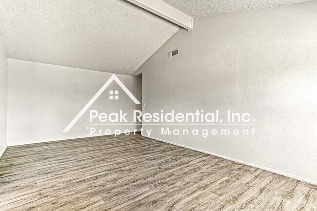 Foto del edificio - Wonderful Orangevale 2bd/1ba Duplex with 1...