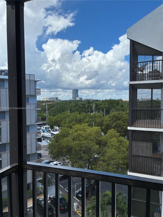 Building Photo - 3401 N Country Club Dr