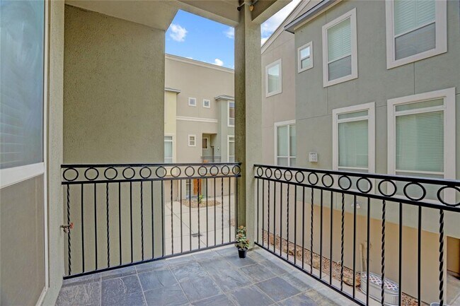 Foto del edificio - 5446 Crooms St
